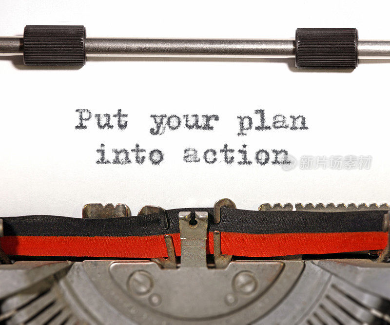 把你的计划付诸行动:励志引用旧打字机