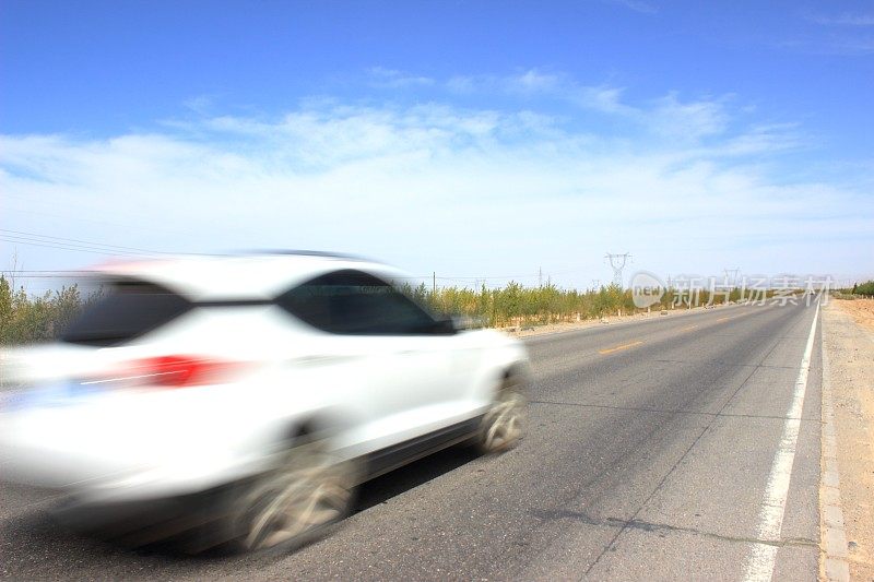 道路上模糊的汽车