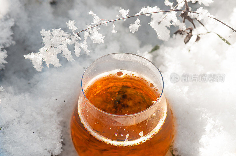 一杯在雪里的苹果酒