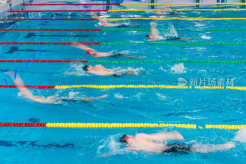男游泳运动员游泳