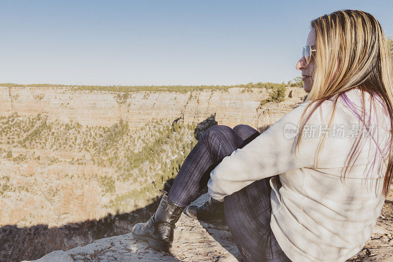 美国妇女在亚利桑那州大峡谷国家公园欣赏风景