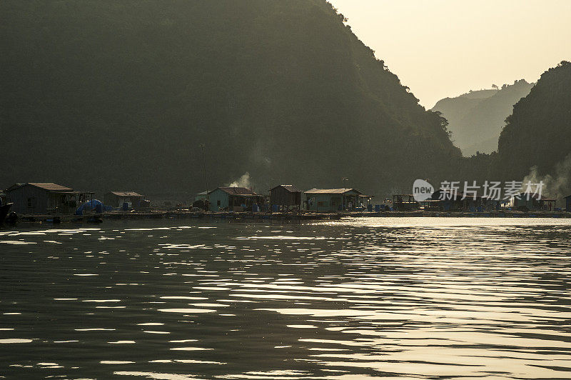 越南下龙湾的游艇屋
