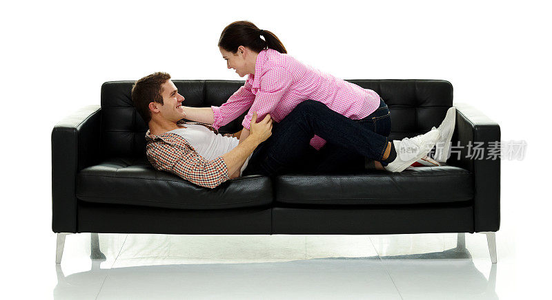 一对情侣在沙发上浪漫