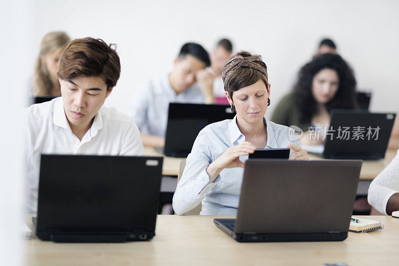 培训班学生使用手机在PC上学习