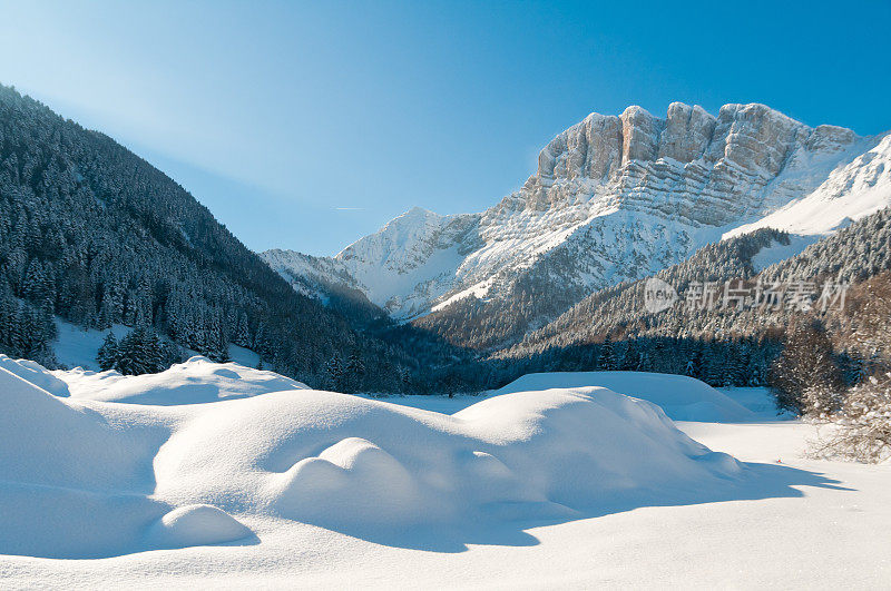 完美的冬季景观与雪山