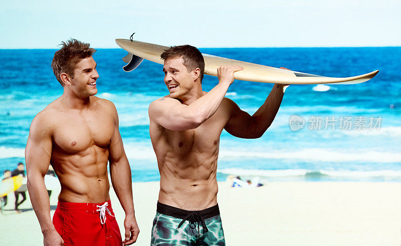 两个冲浪者拿着冲浪板在海滩上