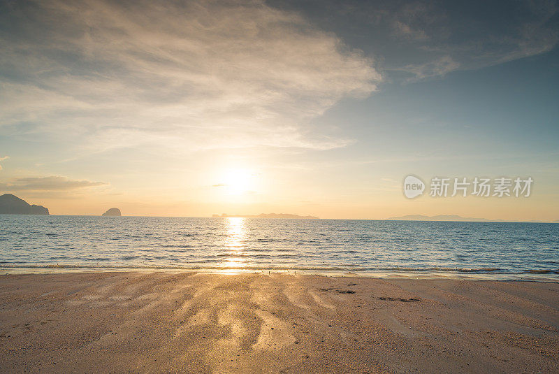 美丽的日落在热带海洋