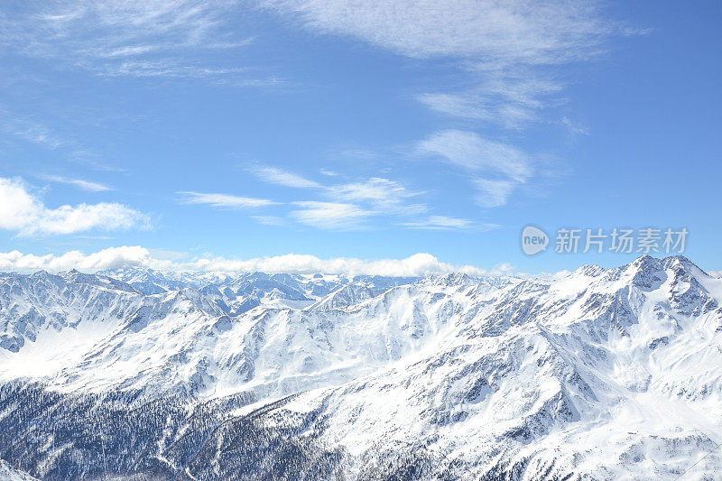 施纳尔斯特尔冰川上的雪山山峰