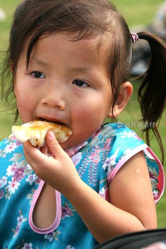 中国小女孩在吃饺子