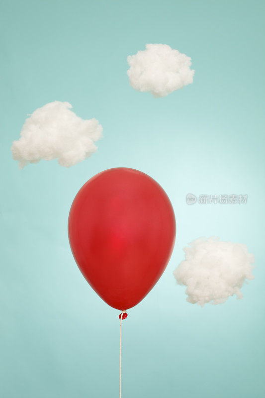 氦红气球和云