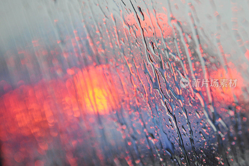 在雨中开车