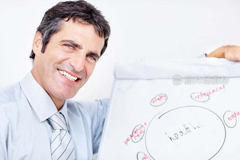 在白色的背景下，一个微笑的男人带着一个商业计划