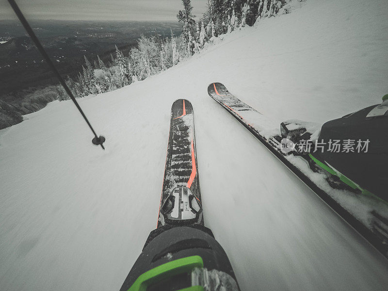 一个滑雪者在新雪上摔倒的视频