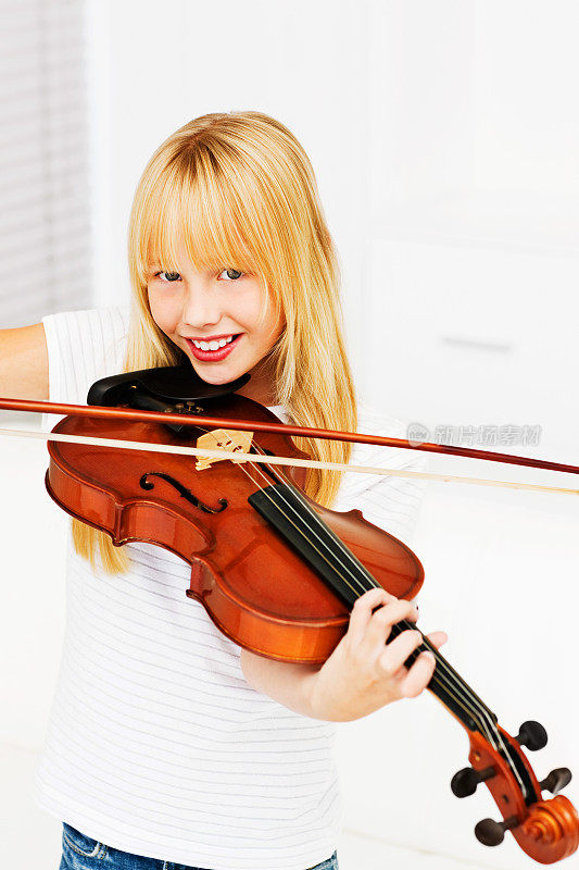 拉小提琴的年轻女孩