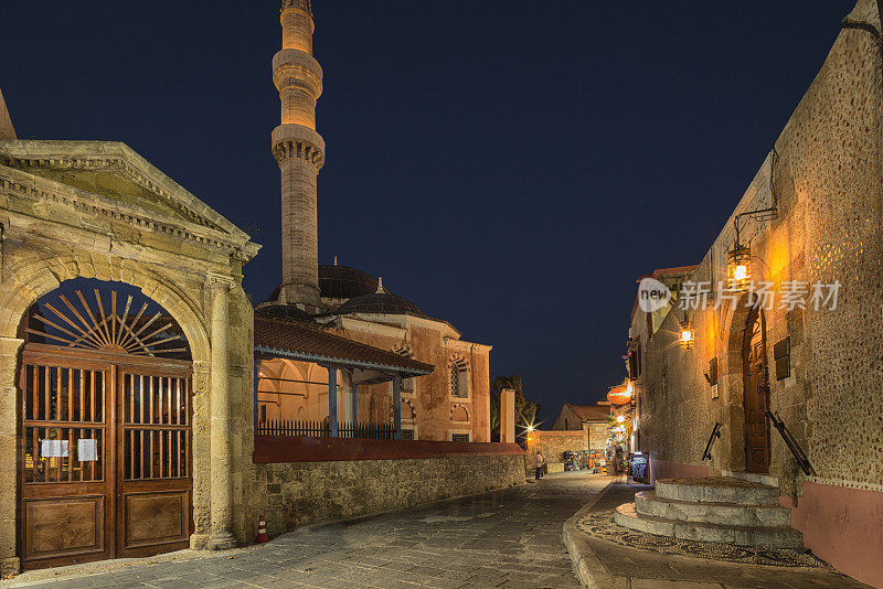 希腊罗德斯大街和苏莱曼尼耶清真寺的夜景