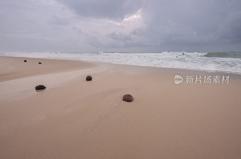 热带海滩，海浪和椰子冲在拂晓