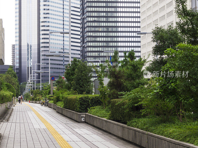 东京新宿现代部分的人行道