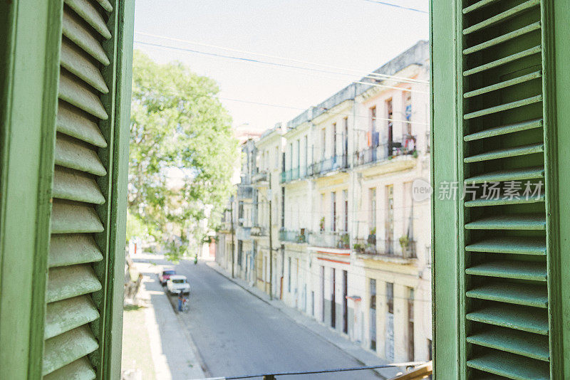 从绿色百叶窗看哈瓦那的古巴街道