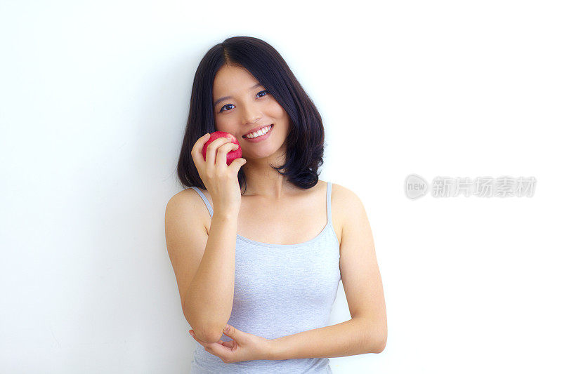 年轻漂亮的亚洲女人对着镜头微笑