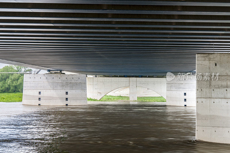 现代桥下流水重混凝土塔