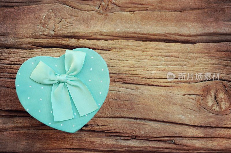 心形的情人节礼物盒放在木板上，