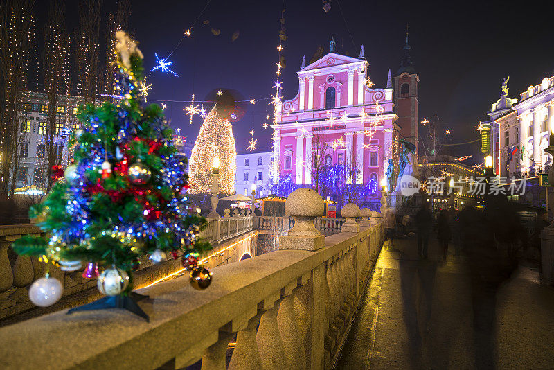 卢布尔雅那桥篱笆上的小圣诞树