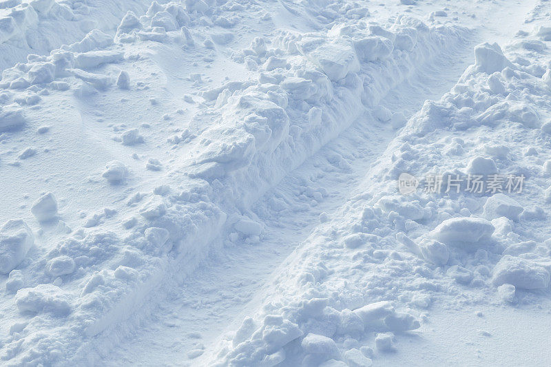 雪地乡村公路上的轮胎痕迹