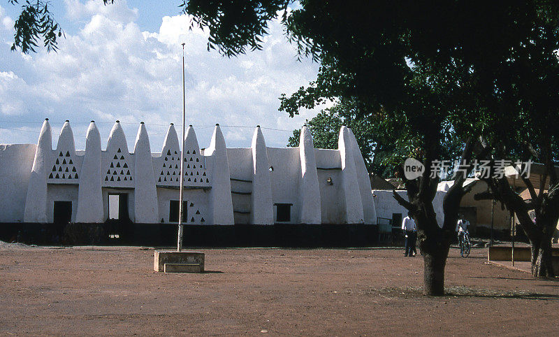 非洲加纳北部传统酋长院的阅兵场和旗杆