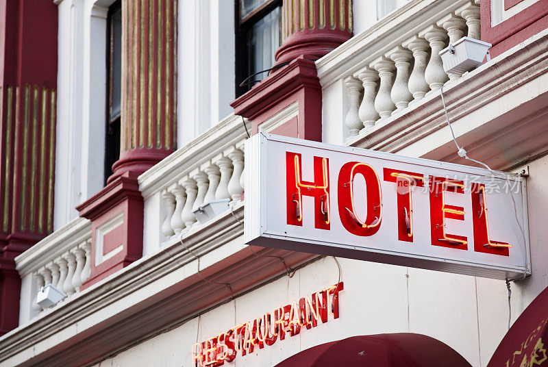 酒店和餐厅的红色霓虹灯招牌
