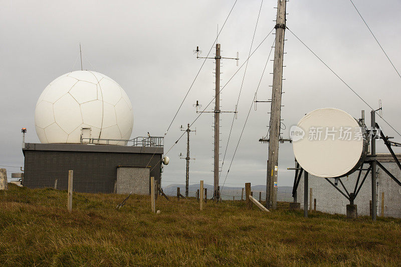 偏远山坡上的雷达跟踪站