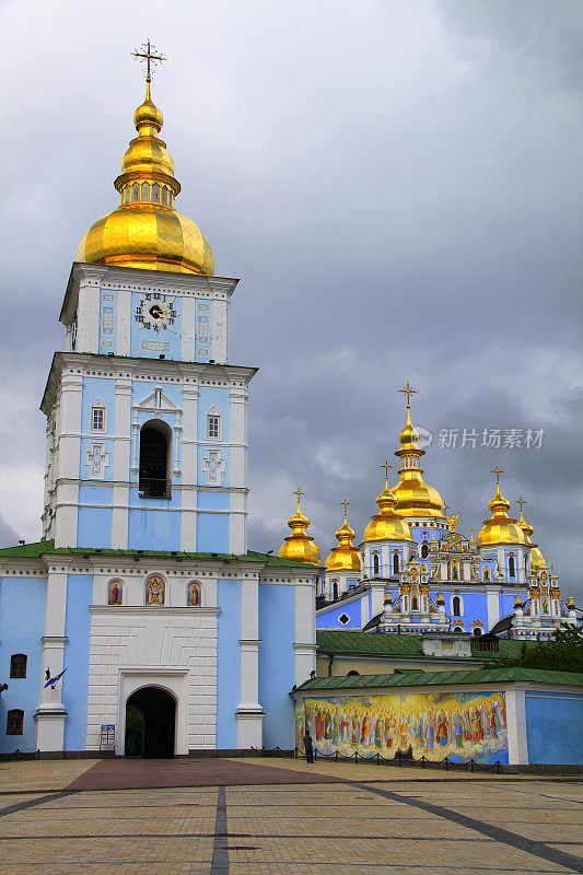 金色圣迈克尔大教堂在戏剧性的天空-基辅，乌克兰