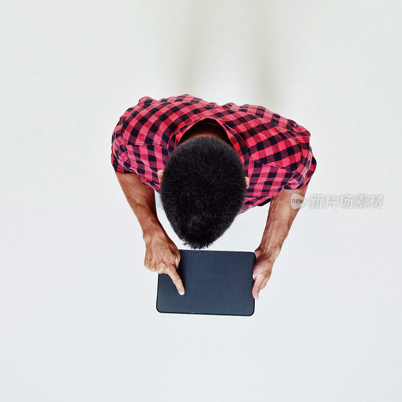 一个男人在用平板电脑的俯视图