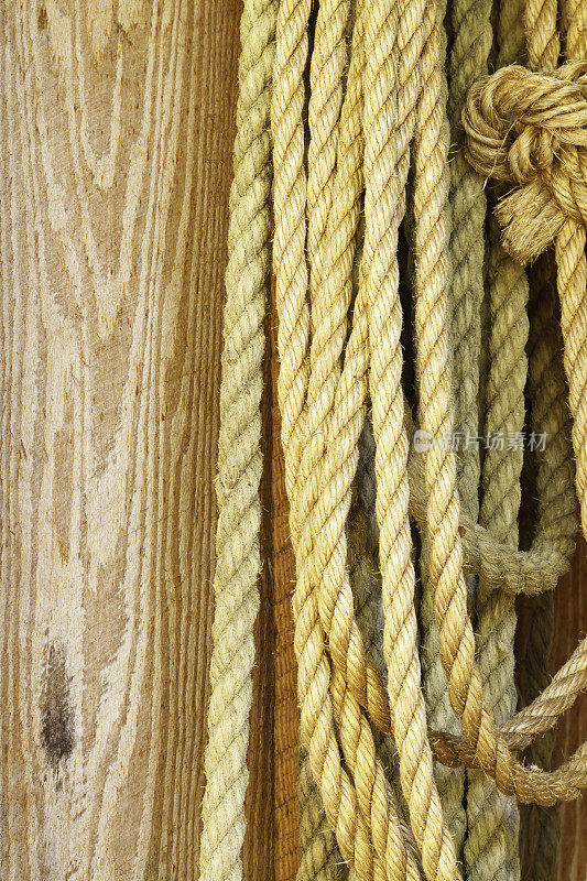 悬挂在农场木谷仓的绳子