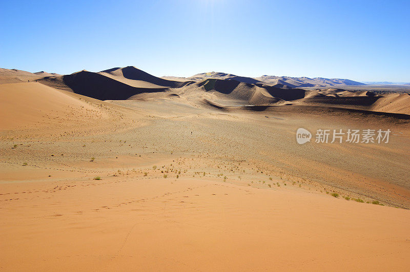 孤独的人们在炎热的沙漠中行走