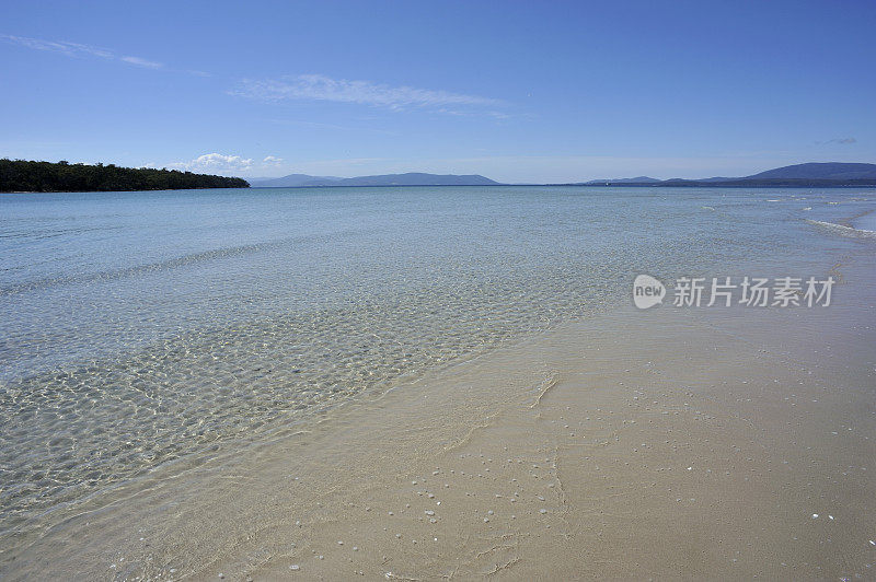 布鲁尼岛的海滩和大海，