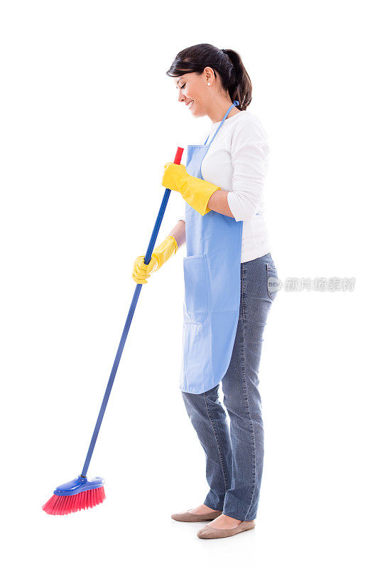 女佣用扫帚打扫房间