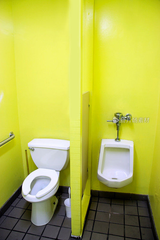 丑陋的黄色公共厕所隔间