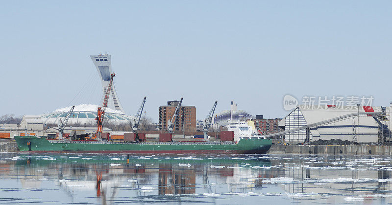蒙特利尔港的一艘货船。
