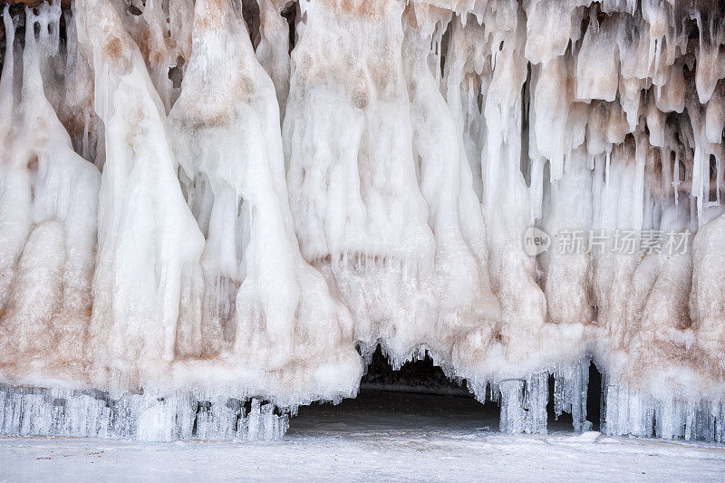 美丽迷人的冰形状在威斯康星冰洞