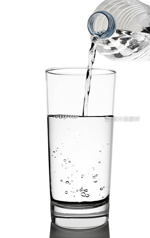 水倒进玻璃杯里。