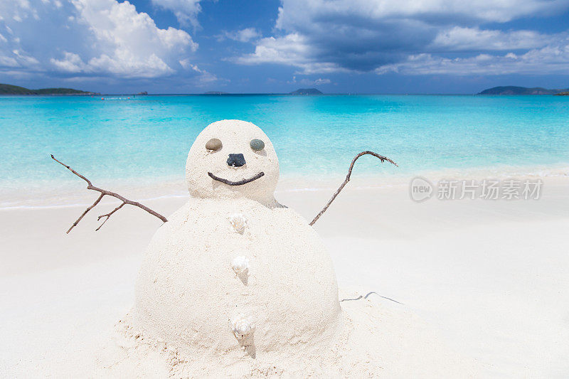 在加勒比海的热带海滩上用沙子堆雪人