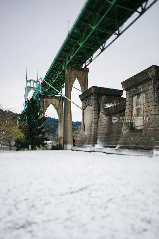 俄勒冈州波特兰市历史上著名的圣约翰桥正在下雪