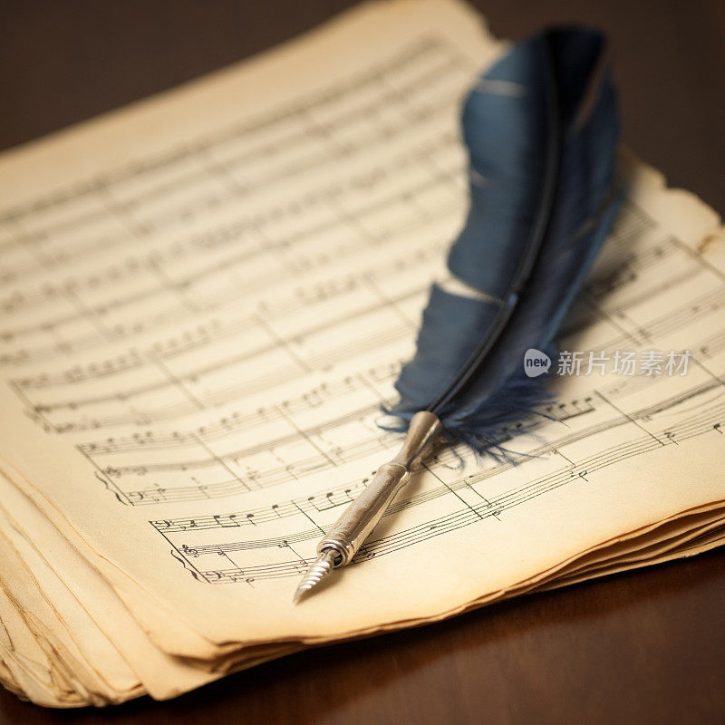 古典音乐表上的复古羽毛笔