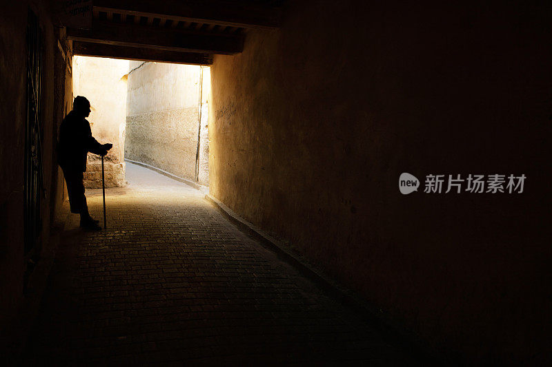 一个乞丐的剪影在一个隧道的非斯，摩洛哥