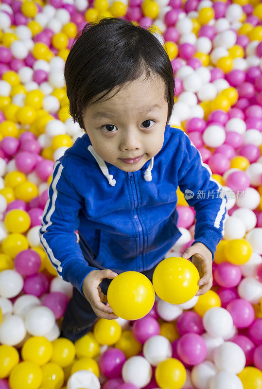 孩子们在球池里玩