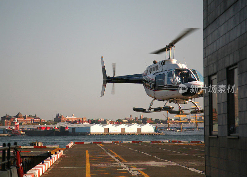 直升机在停机坪降落