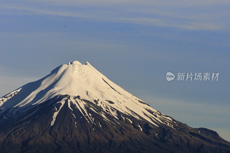 天空湛蓝的塔拉纳基山