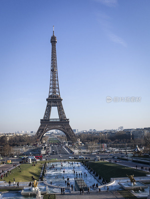 冬天的法国埃菲尔铁塔。
