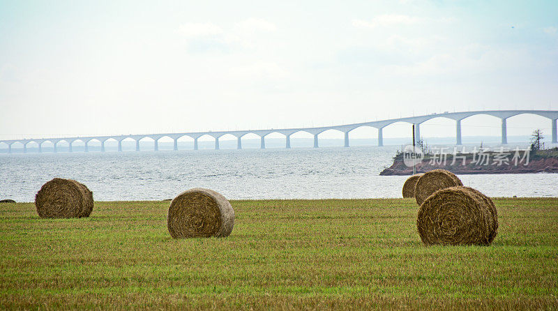 联邦桥和来自PEI农场的干草包