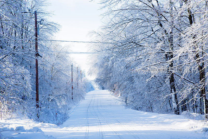 冰雪风暴后的冬季乡村公路